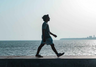每天快走11分钟降低早逝风险 如何保持正确的快走姿势