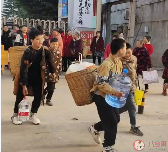 小学生背着锅碗瓢盆去春游是怎么回事 春游到底有什么意义