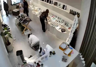 父母不给买鞋28岁女儿瞬间崩溃令人深思 如何看待这样的父母