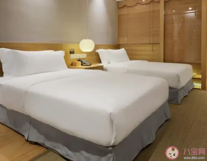 酒店客人退房后房间贴满贴纸 该客户为什么要这样做