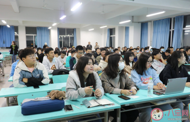 如何看待超五成毕业生降低就业期望 大学生要树立什么样的就业观