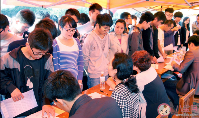 如何看待超五成毕业生降低就业期望 大学生要树立什么样的就业观