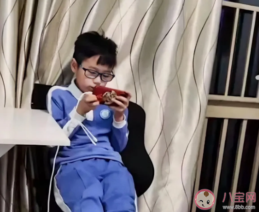 儿子沉迷手机爸爸逼他连玩17小时 如何看待这位爸爸的做法