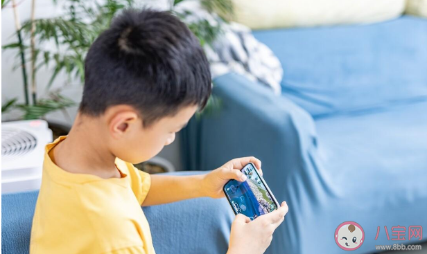 儿子沉迷手机爸爸逼他连玩17小时 如何看待这位爸爸的做法