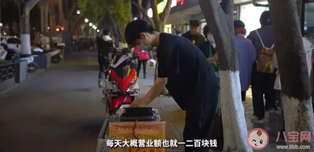 00后男生每天下班后卖烤肠解压是怎么回事 如何看待00后男生摆摊解压