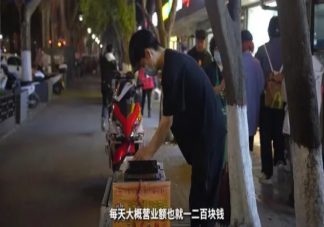 00后男生每天下班后卖烤肠解压是怎么回事 如何看待00后男生摆摊解压