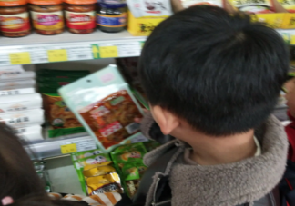童年的贫瘠真的会困扰一生吗 孩子该穷养还是富养