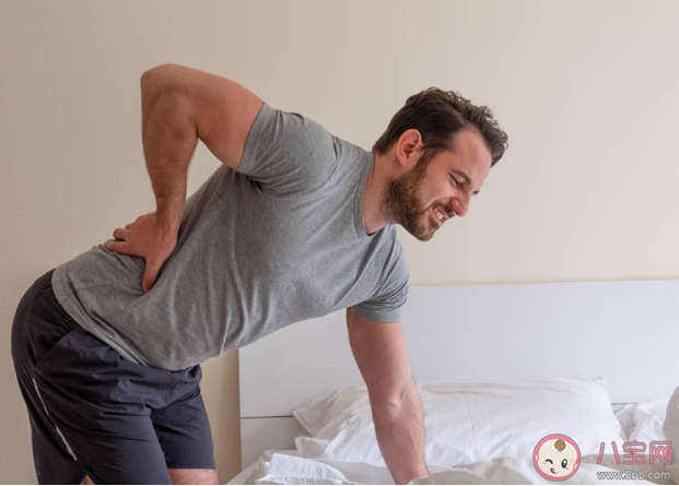 腰痛的人可以睡硬板床吗 腰痛的人怎么睡觉比较好