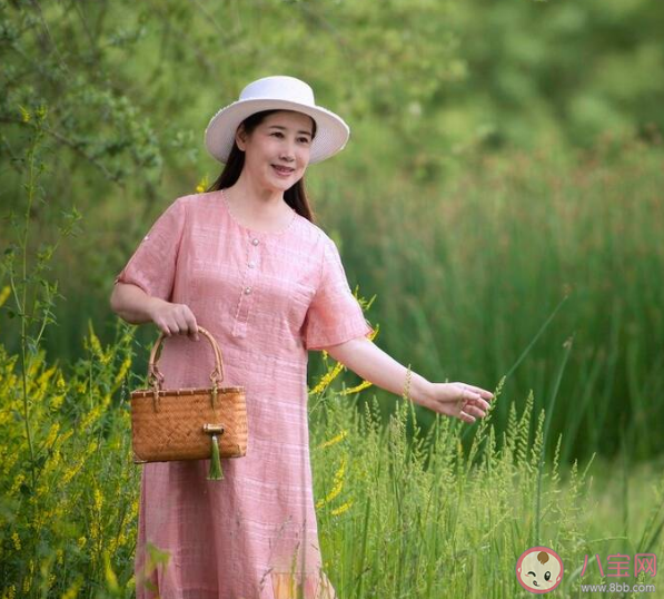 为什么长辈拍照喜欢戴丝巾 中老年阿姨怎么拍照好看