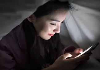 警惕睡眠质量受电子设备影响 睡觉前要不要玩手机