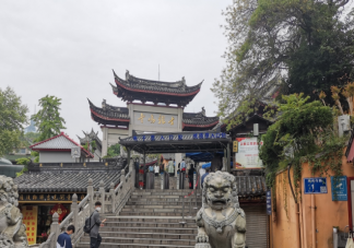 鸡鸣寺游客爆满设反悔门引导离寺是怎么回事 南京鸡鸣寺为什么吸引游客