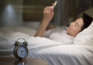 千万不要在夜里醒来看时间 为什么半夜醒了不要看时间