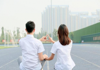 大学生谈恋爱有哪些好处 如何看待大学生谈恋爱