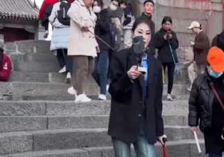 女生穿10公分高跟鞋爬泰山是怎么回事 爬山的时候穿什么鞋子好