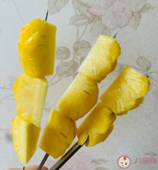 菠萝为啥要用盐水泡一下再吃 怎样挑选菠萝 菠萝为啥要用盐水泡一下再吃 怎样挑选菠萝