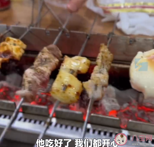 淄博老板娘为赶高铁小伙1V1烤串 淄博烧烤为什么火了