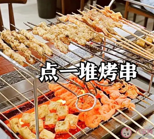 淄博老板娘为赶高铁小伙1V1烤串 淄博烧烤为什么火了