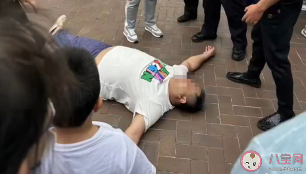 男子在迪士尼抽烟后逼哭工作人员 如何看待该男子的行为