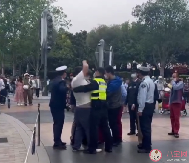 男子在迪士尼抽烟后逼哭工作人员 如何看待该男子的行为