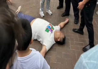 男子在迪士尼抽烟后逼哭工作人员 如何看待该男子的行为