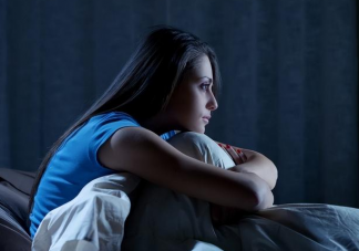 半夜醒了看时间影响睡眠吗 半夜醒了睡不着怎么办