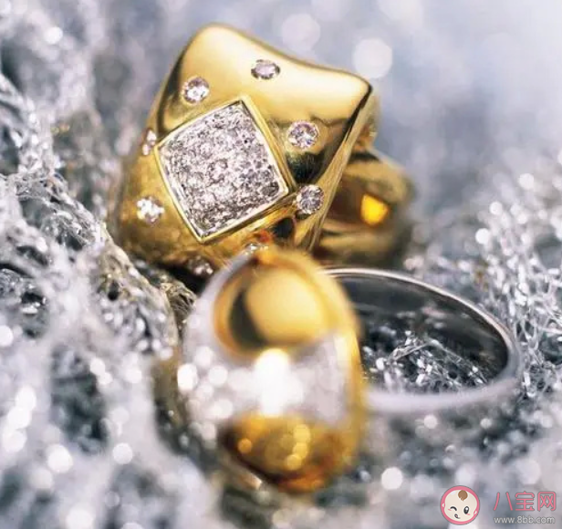 结婚买钻戒还是黄金 结婚买钻戒不如买黄金吗 结婚买钻戒还是黄金 结婚买钻戒不如买黄金吗