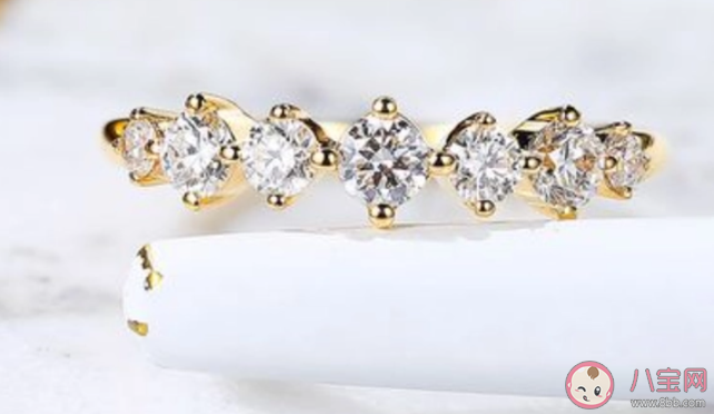 结婚买钻戒还是黄金 结婚买钻戒不如买黄金吗 结婚买钻戒还是黄金 结婚买钻戒不如买黄金吗