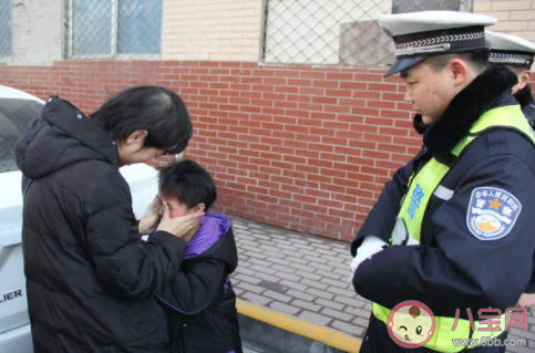 女子音乐节蹦丢老公投屏寻人是怎么回事 和家人走散了该怎么办