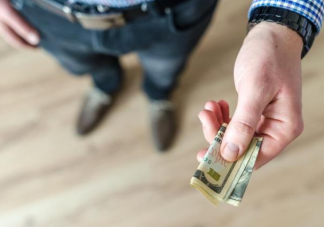 你会借钱给同事吗 要不要给同事借钱