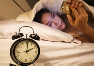 熬夜真的会掉头发吗 熬夜带来的危害有哪些