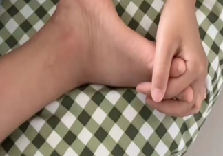 为什么抠脚越抠越上头 有脚气可以抠脚吗