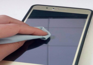 用酒精擦拭手机屏幕好吗 如何做好手机的清洁与保养