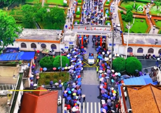 毛坦厂中学万人雨中送考 家长要不要送孩子高考