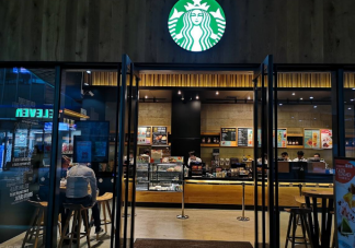 失业的中年人涌进星巴克是怎么回事 星巴克为啥挤满了中年人