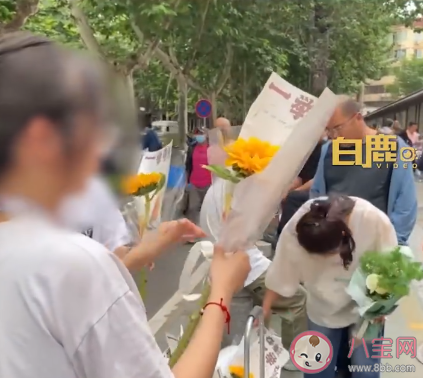 大学生考点摆摊卖9.85与21.1元花束 985和211的学校就是最好的吗 大学生考点摆摊卖9.85与21.1元花束 985和211的学校就是最好的吗