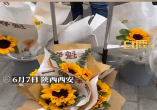 大学生考点摆摊卖9.85与21.1元花束 985和211的学校就是最好的吗