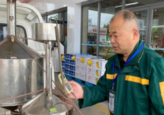 50升油箱为什么能加55升油 汽车加油要加很满吗