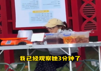 女生摆摊卖鸡脚边卖边吃 鸡脚能不能多吃