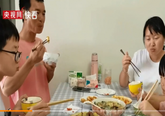 女儿考满分农民工父亲买烧鸡庆祝 农民供女儿上大学有多难