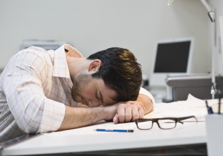 无聊的时候就容易困吗 老人很嗜睡是什么原因