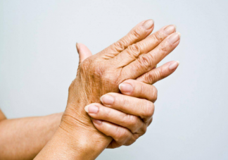 为什么一到更年期手指关节就疼 更年期关节疼不用治疗吗