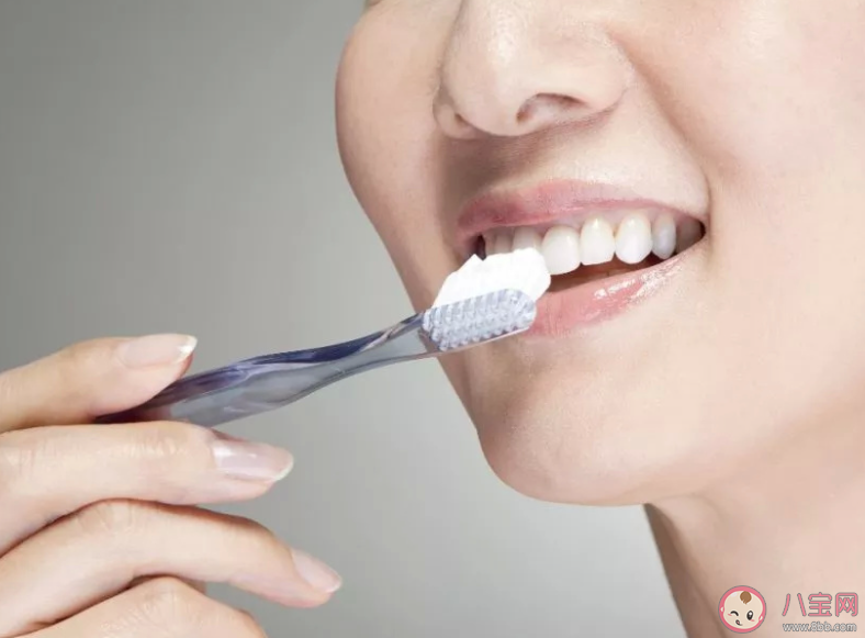 牙齿在饭后十分钟左右最脆弱 吃完饭要立刻刷牙或漱口吗 牙齿在饭后十分钟左右最脆弱 吃完饭要立刻刷牙或漱口吗