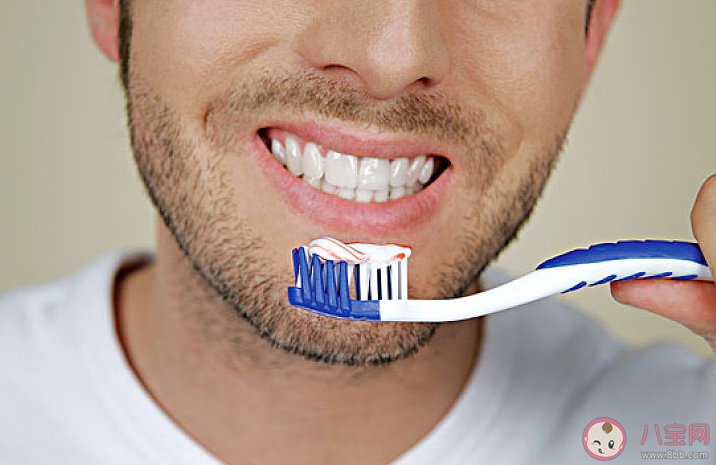 牙齿在饭后十分钟左右最脆弱 吃完饭要立刻刷牙或漱口吗 牙齿在饭后十分钟左右最脆弱 吃完饭要立刻刷牙或漱口吗