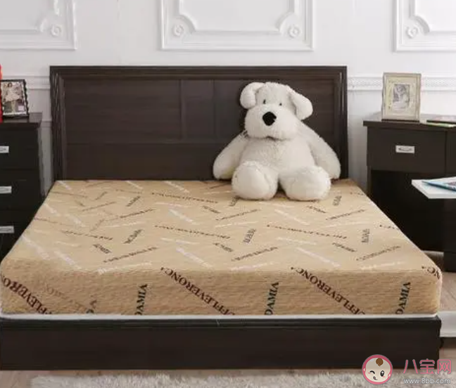 老人睡硬床好还是软床好 老年人能睡硬床吗 老人睡硬床好还是软床好 老年人能睡硬床吗