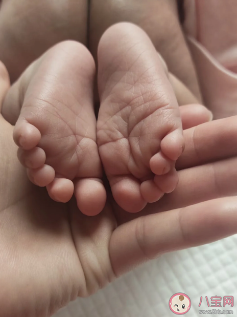 孩子光脚会着凉感冒吗 孩子光脚的这些事项要注意