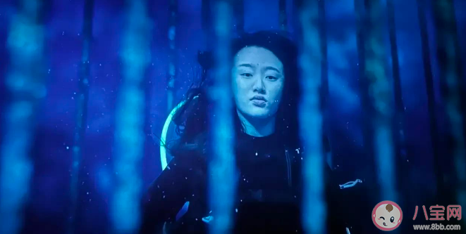 《消失的她》李木子最后为什么摘掉了护目镜氧气罩 为什么在海里李木子会进铁笼子