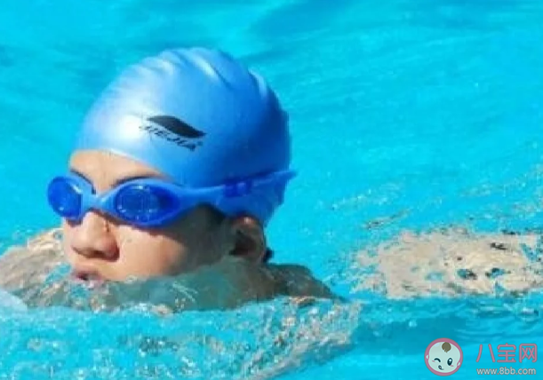 游泳肩有什么症状 游泳肩和肩周炎有什么不同 游泳肩有什么症状 游泳肩和肩周炎有什么不同