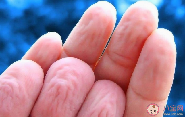 洗完澡后手指头变皱正常吗 为什么洗澡时间长了皮肤会变皱