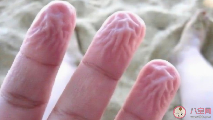 洗完澡后手指头变皱正常吗 为什么洗澡时间长了皮肤会变皱
