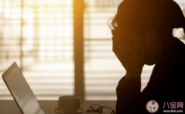 女子连续加班熬夜后眼皮无法抬起 熬夜加班有哪些危害